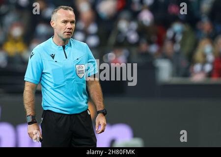 Francoforte, Germania. 25 Nov 2021. FRANCOFORTE AM MAIN, GERMANIA - NOVEMBRE 25: Arbitro Paul Tierney durante il gruppo D - UEFA Europa League match tra Eintracht Frankfurt e Royal Antwerp FC al Deutsche Bank Park il 25 Novembre 2021 a Francoforte sul meno, Germania (Foto di Herman Dingler/Orange Pictures) credito: Orange Pics BV/Alamy Live News Foto Stock