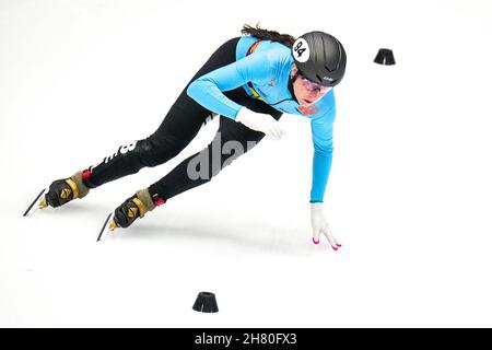 Dordrecht, Paesi Bassi. NOVEMBRE 26: Alexandra Danneel del Belgio in competizione durante la Coppa del mondo ISU Short Track Speed Skating Dordrecht a Optisport Sportboulevard il 26 novembre 2021 a Dordrecht, Paesi Bassi (Foto di Douwe Bijlsma/Orange Pictures) credito: Orange Pics BV/Alamy Live News credito: Orange Pics BV/Alamy Live News Foto Stock