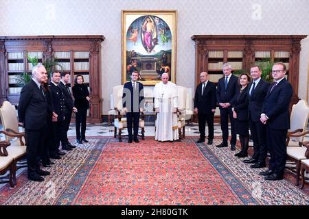 Il Vaticano. 26 novembre 2021. Italia, Roma, Vaticano, 26/11/21. Papa Francesco e il Presidente francese Emmanuel Macron durante un'udienza privata in Vaticano . LIMITATO ALL'USO EDITORIALE - Vatican Media/Spaziani. Credit: dpa/Alamy Live News Foto Stock