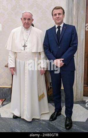 Il Vaticano. 26 novembre 2021. Italia, Roma, Vaticano, 26/11/21. Papa Francesco e il Presidente francese Emmanuel Macron durante un'udienza privata in Vaticano . LIMITATO ALL'USO EDITORIALE - Vatican Media/Spaziani. Credit: dpa/Alamy Live News Foto Stock