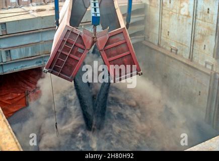 Cinder caricato nel porto di Harburg. Foto Stock