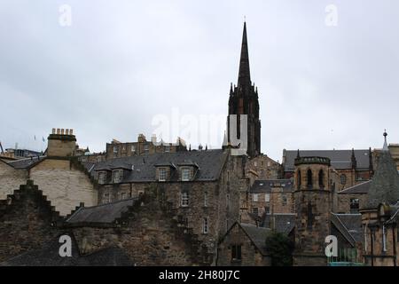 Skyline di Edimburgo con Tollbooth Kirk aka the Hub, una chiesa gotica che vanta la guglia più alta di Edimburgo. (Edimburgo, Scozia) Foto Stock