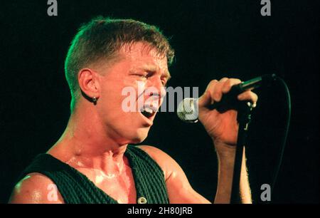 The Stranglers Concert, Wembley Arena, Londra, 26/3/1994 - Paul Roberts, cantante dal 1990 al 2006, cantando dal vivo sul palco Foto Stock