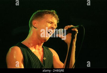 The Stranglers Concert, Wembley Arena, Londra, 26/3/1994 - Paul Roberts, cantante dal 1990 al 2006, cantando dal vivo sul palco Foto Stock