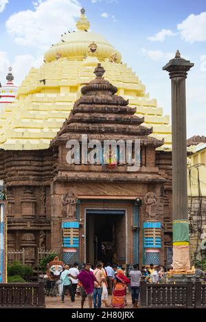 20 ottobre 2021 Tempio di Jagannath, Puri, Orissa, India. Pellegrini di fronte al cancello d'ingresso al tempio di Jagannath. Aruna Stambha pilastro nel foregrou Foto Stock