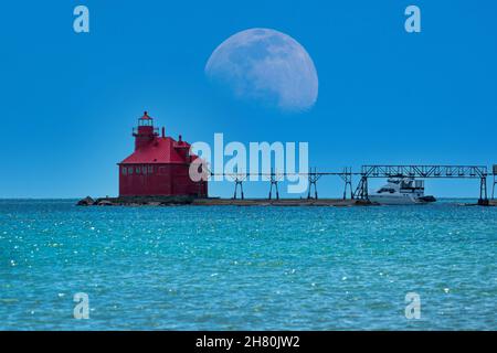 Si tratta del faro e della barriera della Guardia Costiera all'entrata est del canale di escursionisti di Sturgeon Bay che collega Green Bay al lago Michigan in Wi Foto Stock