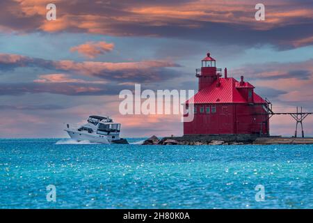 Si tratta del faro e della barriera della Guardia Costiera all'entrata est del canale di escursionisti di Sturgeon Bay che collega Green Bay al lago Michigan in Wi Foto Stock