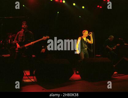 Gli Stranglers vivono alla Wembley Arena, Londra 26/3/1994 - Paul Roberts, cantante dal 1990 al 2006, sul palco con Jean-Jacques Burnel e John Ellis Foto Stock