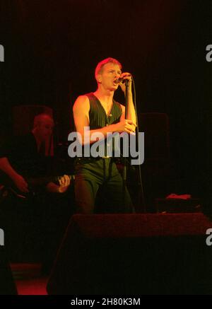 The Stranglers Concert, Wembley Arena, Londra, 26/3/1994 - Paul Roberts, cantante dal 1990 al 2006, cantando dal vivo sul palco Foto Stock