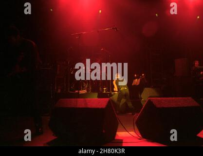 The Stranglers Concert, Wembley Arena, Londra, 26/3/1994 - Paul Roberts, cantante dal 1990 al 2006, cantando dal vivo sul palco Foto Stock