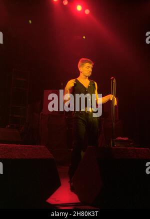 The Stranglers Concert, Wembley Arena, Londra, 26/3/1994 - Paul Roberts, cantante dal 1990 al 2006, cantando dal vivo sul palco Foto Stock