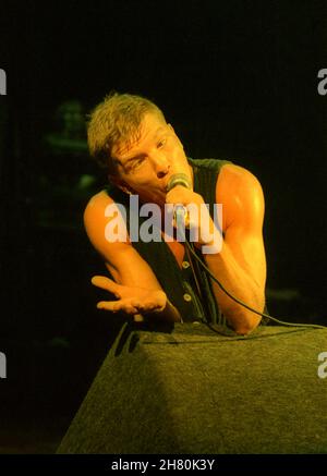 The Stranglers Concert, Wembley Arena, Londra, 26/3/1994 - Paul Roberts, cantante dal 1990 al 2006, cantando dal vivo sul palco Foto Stock