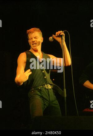 The Stranglers Concert, Wembley Arena, Londra, 26/3/1994 - Paul Roberts, cantante dal 1990 al 2006, cantando dal vivo sul palco Foto Stock