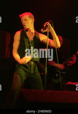 The Stranglers Concert, Wembley Arena, Londra, 26/3/1994 - Paul Roberts, cantante dal 1990 al 2006, cantando dal vivo sul palco Foto Stock