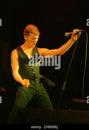 The Stranglers Concert, Wembley Arena, Londra, 26/3/1994 - Paul Roberts, cantante dal 1990 al 2006, cantando dal vivo sul palco Foto Stock