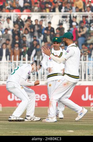 Il bowler pakistano Muhammad Abbas ciotola il battitore dello Sri Lanka Foto Stock