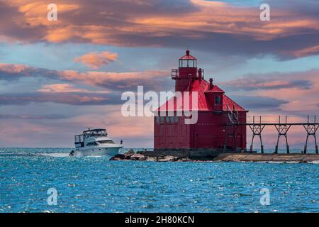 Si tratta del faro e della barriera della Guardia Costiera all'entrata est del canale di escursionisti di Sturgeon Bay che collega Green Bay al lago Michigan in Wi Foto Stock