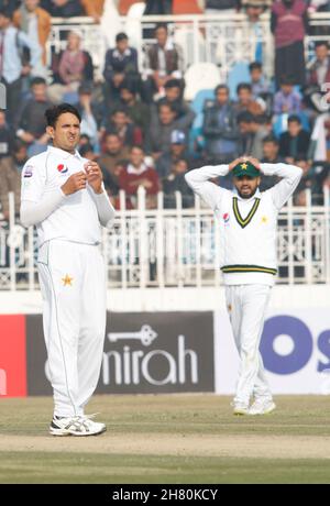 Il bowler pakistano Muhammad Abbas ciotola il battitore dello Sri Lanka Foto Stock