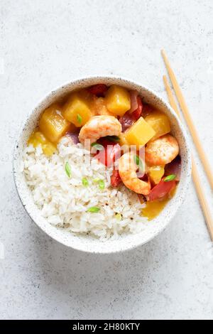 Riso con gamberi all'ananas in salsa dolce e aspre, vista dall'alto Foto Stock
