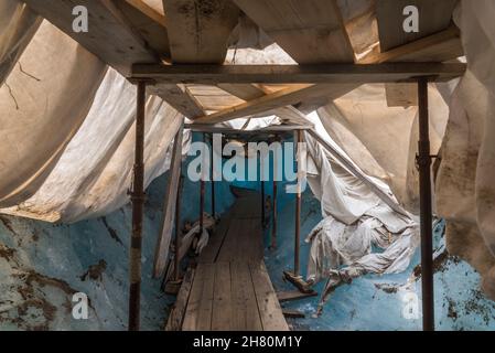 Grotta di ghiaccio del ghiacciaio del Rodano, coperta di teloni bianchi per proteggere contro lo scioglimento, Oberwald, Vallese, Svizzera, Europa Foto Stock