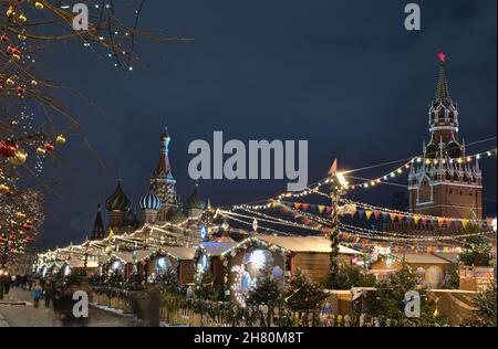 Mercatino di Natale vicino al Cremlino a Mosca. Foto Stock