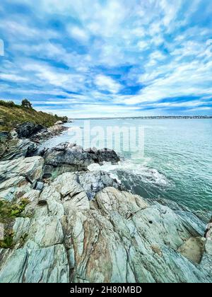 Foto verticale della baia di Easton dalla passeggiata sulla scogliera di Newport a Rhode Island, Stati Uniti Foto Stock