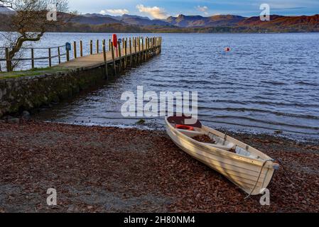 Molo dei vaporetti a Brockhole Park Windermere. Foto Stock