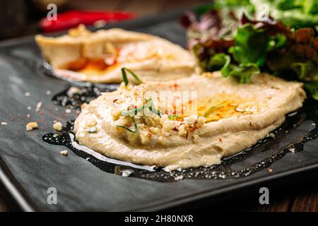 Salsa classica a base di hummus con pane pita Foto Stock