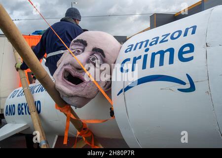 Tilbury, Regno Unito. 26 novembre 2021. TILBURY, ESSEX, REGNO UNITO 26 NOVEMBRE 2021. Extinction Rebellion bloccare il magazzino Amazon a Tilbury il Black Friday come parte del blocco Amazon Credit: Lucy North/Alamy Live News Foto Stock