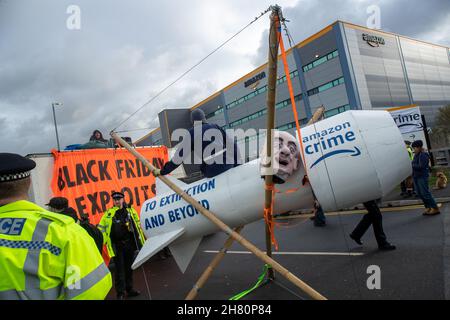 Tilbury, Regno Unito. 26 novembre 2021. TILBURY, ESSEX, REGNO UNITO 26 NOVEMBRE 2021. Extinction Rebellion bloccare il magazzino Amazon a Tilbury il Black Friday come parte del blocco Amazon Credit: Lucy North/Alamy Live News Foto Stock