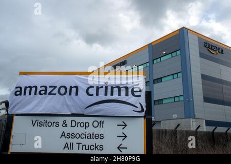 Tilbury, Regno Unito. 26 novembre 2021. TILBURY, ESSEX, REGNO UNITO 26 NOVEMBRE 2021. Extinction Rebellion bloccare il magazzino Amazon a Tilbury il Black Friday come parte del blocco Amazon Credit: Lucy North/Alamy Live News Foto Stock