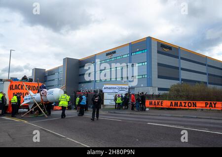 Tilbury, Regno Unito. 26 novembre 2021. TILBURY, ESSEX, REGNO UNITO 26 NOVEMBRE 2021. Extinction Rebellion bloccare il magazzino Amazon a Tilbury il Black Friday come parte del blocco Amazon Credit: Lucy North/Alamy Live News Foto Stock