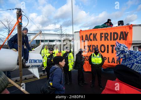 Tilbury, Regno Unito. 26 novembre 2021. TILBURY, ESSEX, REGNO UNITO 26 NOVEMBRE 2021. Extinction Rebellion bloccare il magazzino Amazon a Tilbury il Black Friday come parte del blocco Amazon Credit: Lucy North/Alamy Live News Foto Stock