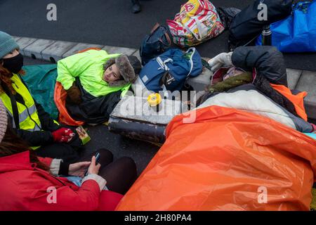 Tilbury, Regno Unito. 26 novembre 2021. TILBURY, ESSEX, REGNO UNITO 26 NOVEMBRE 2021. Extinction Rebellion bloccare il magazzino Amazon a Tilbury il Black Friday come parte del blocco Amazon Credit: Lucy North/Alamy Live News Foto Stock