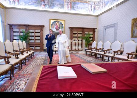 Il Vaticano. 26 novembre 2021. Italia, Roma, Vaticano, 26/11/21. Papa Francesco e il Presidente francese Emmanuel Macron durante un'udienza privata in Vaticano . LIMITATO ALL'USO EDITORIALE - Vatican Media/Spaziani. Credit: dpa/Alamy Live News Foto Stock