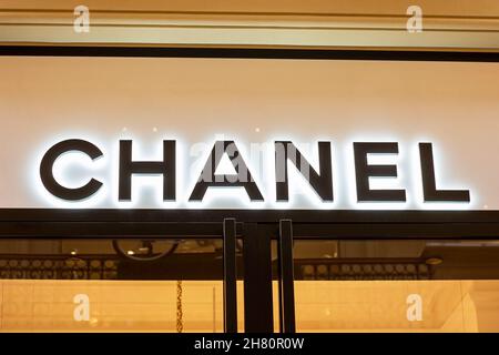 MOSCA, RUSSIA - 10 AGOSTO 2021: Cartello con il logo del negozio Chanel sul negozio nel centro commerciale. Foto Stock