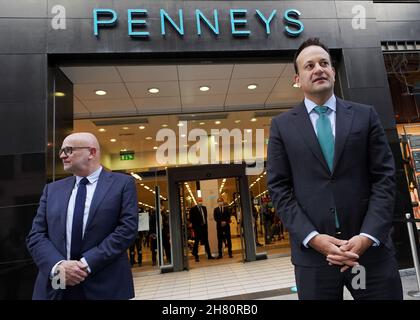 Tanaiste Leo Varadkar (a destra) e CEO di Primark Paul Marchant presso il negozio di punta Penneys a Mary Street, Dublino, come Primark hanno annunciato significativi investimenti nel mercato irlandese con la creazione di centinaia di nuovi ruoli. Data foto: Venerdì 26 novembre 2021. Foto Stock