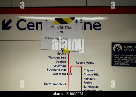 Londra, Regno Unito. 26 novembre 2021. Indicazioni per la stazione della metropolitana di Oxford Circus per avvisare i pendolari che la Central Line è chiusa oggi. Le linee Central, Piccadilly e Victoria vengono influenzate in quanto il personale è in sciopero e richiede un migliore equilibrio della vita lavorativa, in quanto il servizio Night Tube dovrebbe riprendere su quelle linee. Credit: Stephen Chung / Alamy Live News Foto Stock