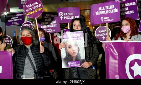 Izmir, Turchia. 25 Nov 2021. Le donne a Izmir, in Turchia, hanno dato prova della Giornata Internazionale per l'eliminazione della violenza contro le donne. Hanno alzato la voce contro gli uomini dominarono il mondo con poster, striscioni e slogan che sono stati evidenziati 'Istanbul Convention Withdrawal' e ''femicide in Turchia'. I membri di LGBTQ hanno anche partecipato alla manifestazione tenuta da ''We will stop femicides for Turkey' (Credit Image: © DIL Toffolo/Pacific Press via ZUMA Press Wire) Credit: ZUMA Press, Inc./Alamy Live News Foto Stock