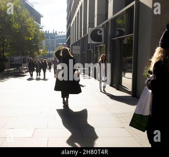 Giovane donna posteriore vista indietro persone che camminano lungo Kings Boulevard nella zona di Kings Cross St Pancras di Londra N1 nell'autunno 2021 Inghilterra KATHY DEWITT Foto Stock