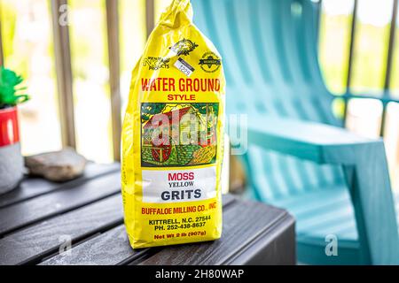 Sugar Mountain, USA - 31 maggio 2021: Brand sign text for Buffaloe Milling Company NC products for Moss Yellow Grins Water Ground Style and price label Foto Stock