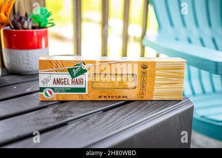 Sugar Mountain, USA - 31 maggio 2021: Brand private label sign text for angel hair pasta bronzo taglio spaghetti biologici acquistati presso Lowes food North Carolin Foto Stock