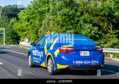 Herndon, Stati Uniti d'America - 27 maggio 2021: Northern Virginia Fairfax contea con cameriera luminoso van per la pulizia domestica servizio residenziale con il logo blu giallo sulla macchina Foto Stock