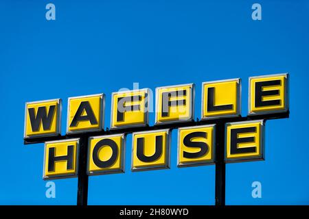 Tampa, USA - 3 febbraio 2021: Primo piano per la waffle House in Florida isolato contro il cielo blu per la catena di fast food colazione Foto Stock