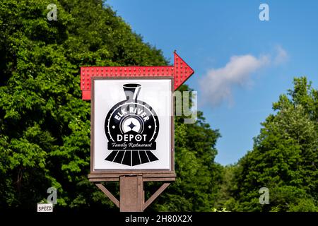 Banner Elk, Stati Uniti d'America - 23 giugno 2021: Banner Elk città piccolo villaggio in Carolina del Nord con indicazioni per il famoso Elk River Depot ristorante per famiglie Foto Stock