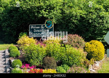 Banner Elk, USA - 23 giugno 2021: Benvenuto nel centro di Banner Elk segno in North Carolina con piante da giardino in città famosa per zucchero e Beech Mile Foto Stock