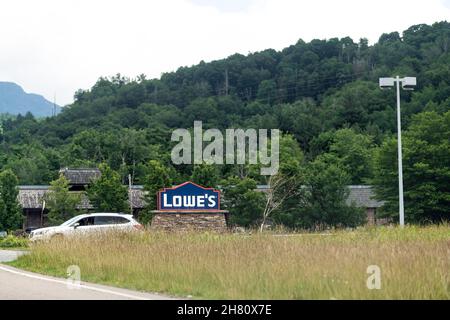 Banner Elk, Stati Uniti d'America - 23 giugno 2021: Casa locale Lowe negozio segno business negozio in NC North Carolina vicino Sugar e Beech Mountain Village Foto Stock