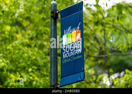 Banner Elk, Stati Uniti d'America - 23 giugno 2021: Cartello da primo piano all'ingresso del famoso villaggio di località sciistiche di Sugar Mountain in North Carolina su palo con Foto Stock