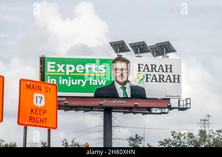 Jacksonville, USA - 6 luglio 2021: Interstate Highway i295 Road a Jacksonville, Florida e cartellone per gli avvocati esperti Farah e Farah e io Foto Stock