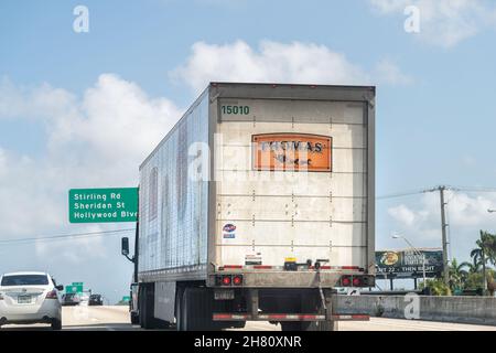 Fort Lauderdale, Stati Uniti d'America - 8 luglio 2021: Vettura di trasporto del veicolo del camion che consegna i muffin inglesi del Thomas che cuoce i prodotti del pane in Florida sull'autostrada di strada Foto Stock